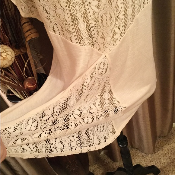 Gorgeous Cream Lace Back High-Low Design Top - Picture 4 of 8